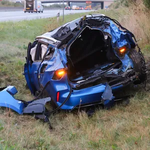 Der Fahrer kollidiert auf der A7 zunächst mit einer Betonwand, durchbrach anschließend eine Leitplanke und überschlug sich mindestens einmal.