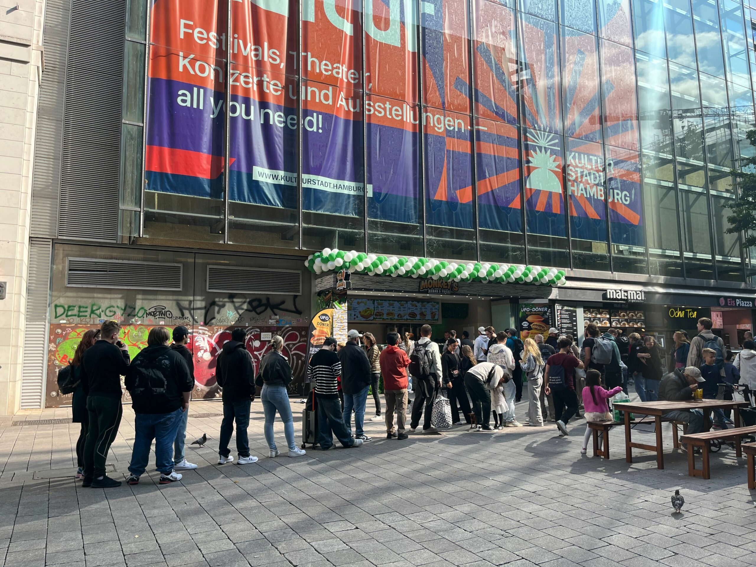 Eine lange Warteschlange vor dem neuen Döner-Laden an der Mönckebergstraße