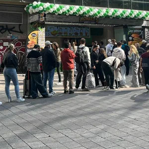 Eine lange Warteschlange vor dem Döner-Laden „Mönkey’s Kebab & Fries“ an der Mönckebergstraße