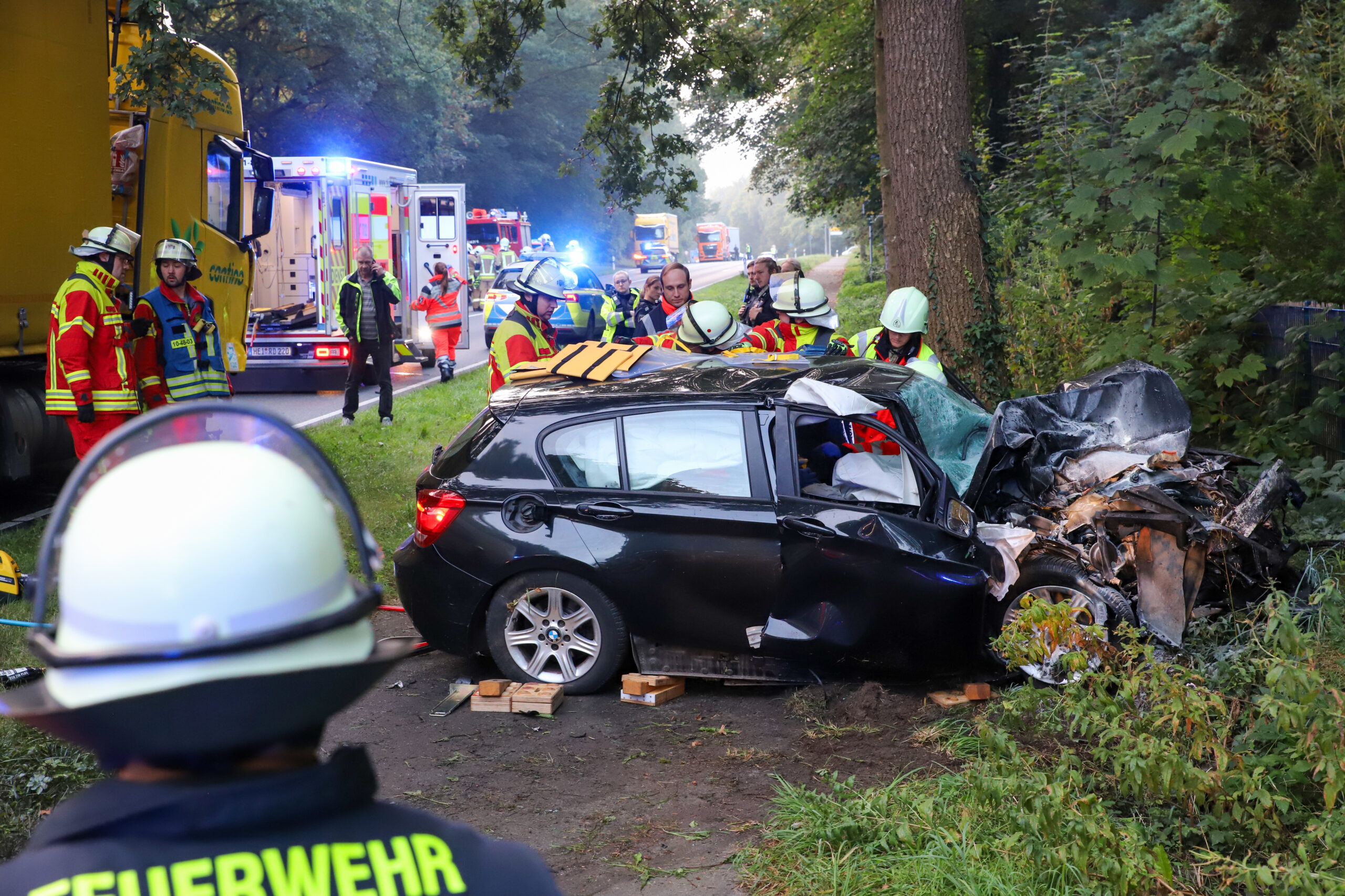 BMW-Fahreirn stößt im kreis Steinburg frontal mit Lkw zusammen. Feuerwehrleute befreien Schwerverletzte aus dem Wrack