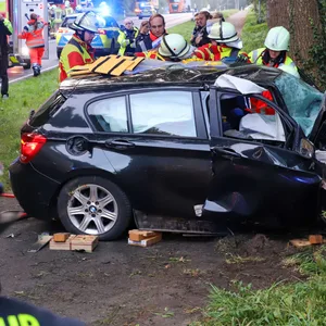 BMW-Fahreirn stößt im kreis Steinburg frontal mit Lkw zusammen. Feuerwehrleute befreien Schwerverletzte aus dem Wrack