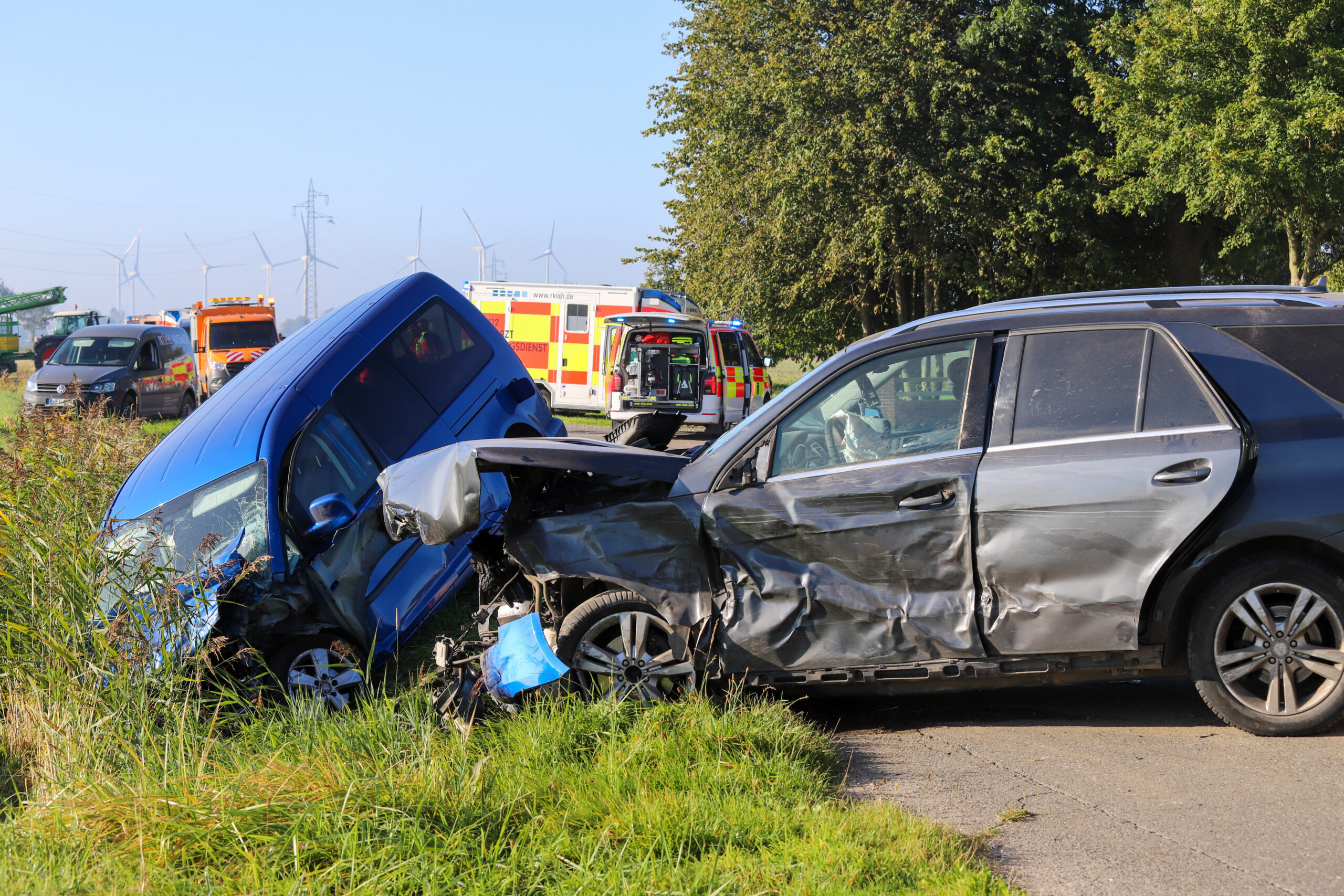 Mercedes-Fahrer kracht erst mit Lkw zusammen dann mit VW – ein Toter bei Unfall in Karolinenkoog