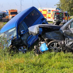 Mercedes-Fahrer kracht erst mit Lkw zusammen dann mit VW – ein Toter bei Unfall in Karolinenkoog