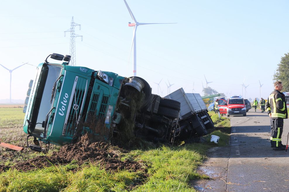 Der Laster kam bei dem Unfall von der Straße ab und kippte um. 