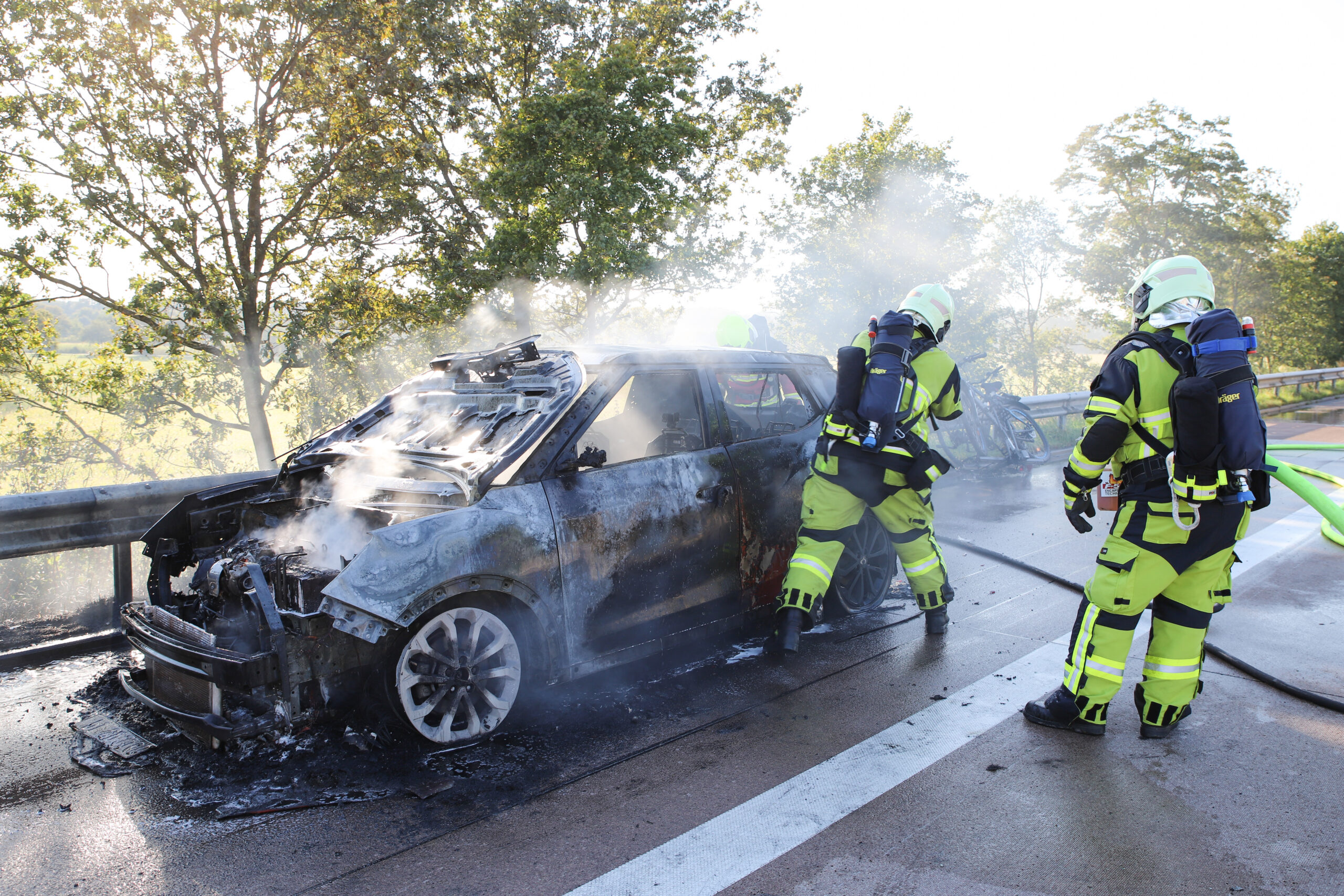 Einsatzkräfte der Feuerwehr bei den Löscharbeiten auf der A23 bei Elmshorn.