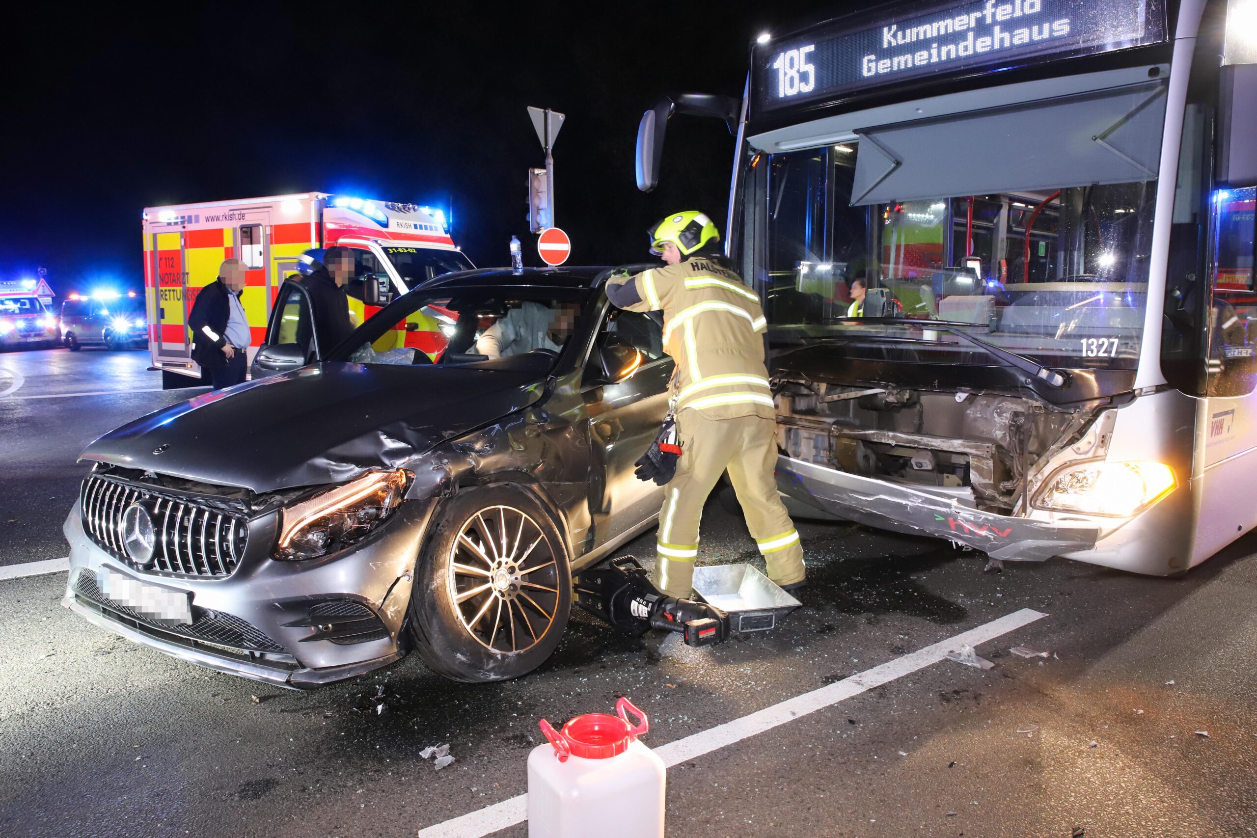 Mercedes SUV kolliert in Halstenbek mit Linienbus – drei Verletzte