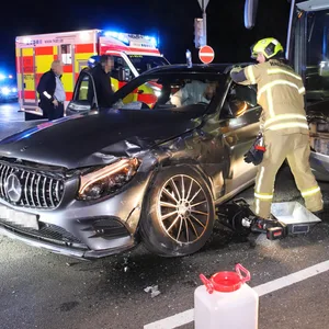 Mercedes SUV kolliert in Halstenbek mit Linienbus – drei Verletzte