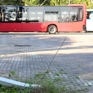 Rote Busse auf einem Betriebshof