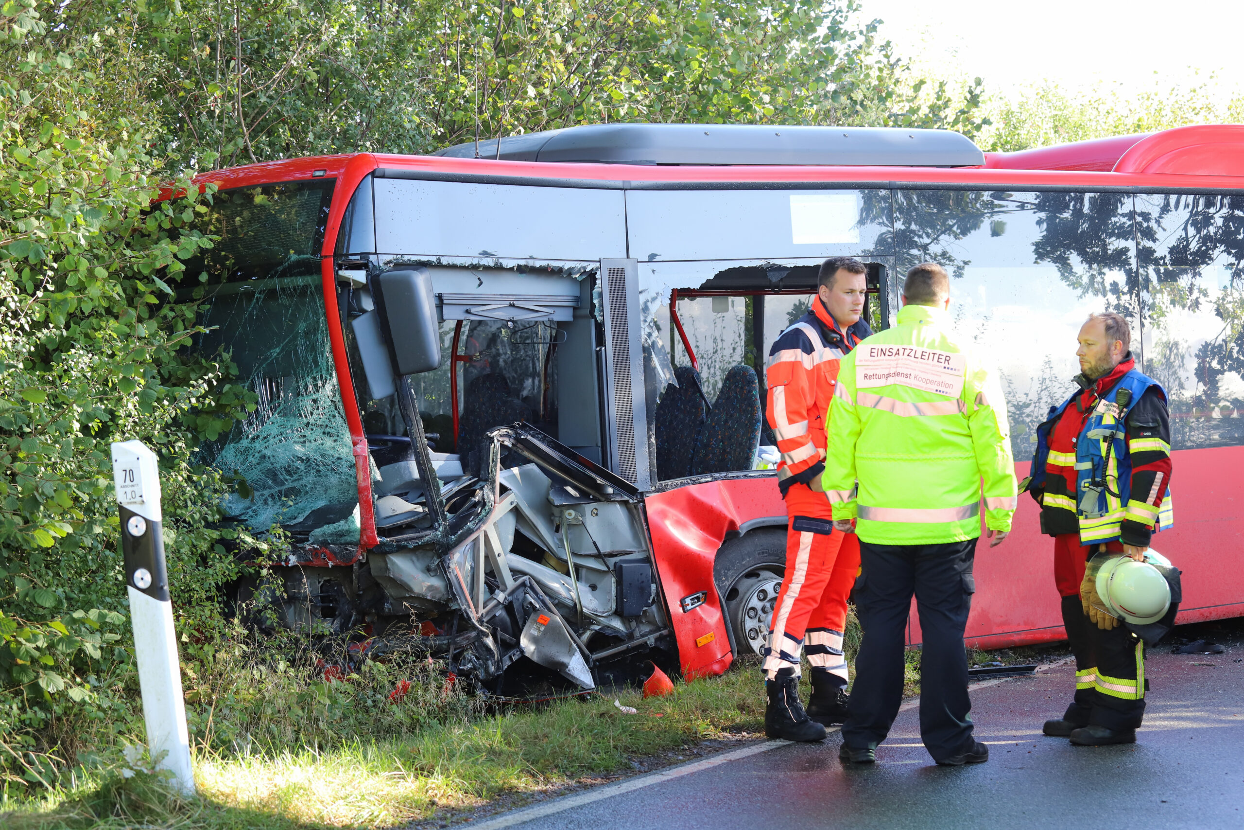 Aus bisher ungeklärter Ursache stieß ein Linienbus des Schienenersatzverkehrs mit dem Opel einer 62-jährigen Autofahrerin zusammen.