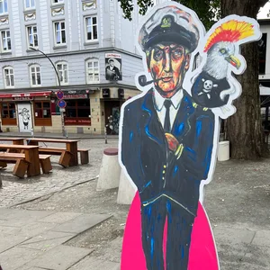 Die lebensgroße Figur von Hans Albers wurde vom Künstler Uli Pforr erschaffen.