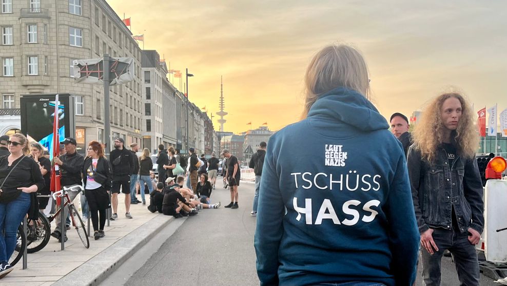 „Tschüss Hass“ steht auf dem Pullover einer Teilnehmerin.