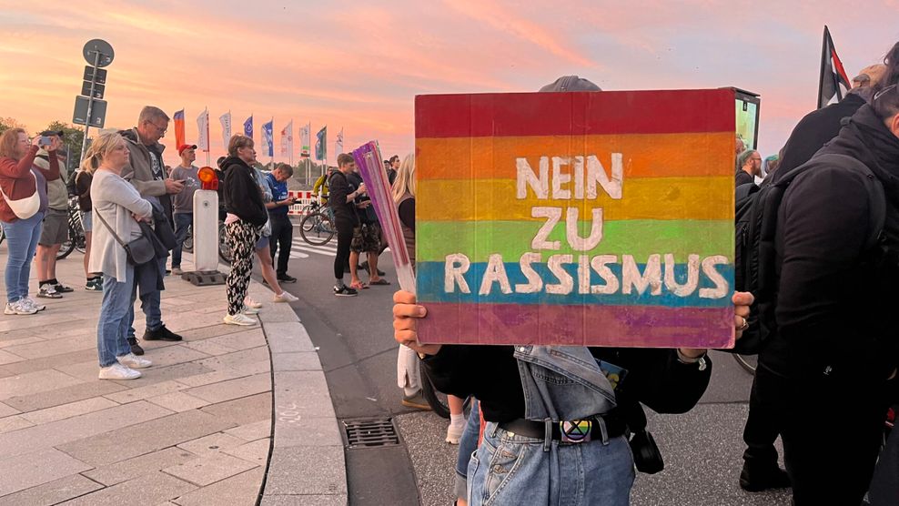 „Nein zu Rassismus“, hat eine Teilnehmerin auf ihr Plakat geschrieben.