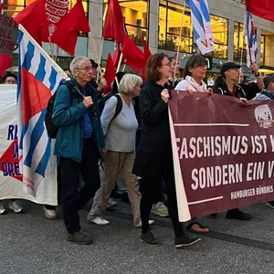 Hunderte Menschen zogen am Abend durch die Stadt.