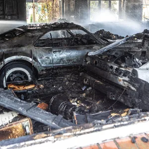 Vor Ort steht eine etwa 15x8 Meter große Halle bereits in Vollbrand. In dem Gebäude befinden sich mehrere wertvolle Oldtimer und Spezialwerkzeug.