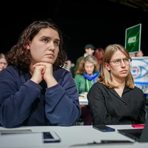 Katharina Stolla (l.) und Svenja Appuhn, die Vorsitzenden der Grünen Jugend, wollen die Partei verlassen (Archivbild).