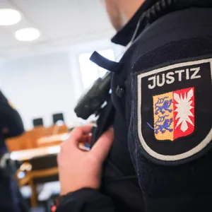 Justizbeamte in einem Sitzungssaal des Landgerichts Kiel.