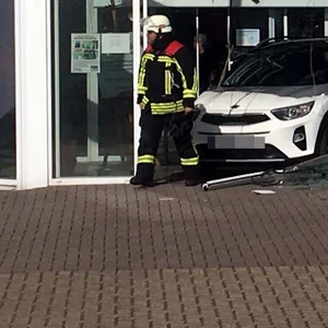 In Glinde: Seniorin rast rückwärts in Geschäft – Polizei ermittelt