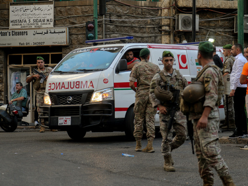 Beirut: Soldaten der libanesischen Armee sichern die Zufahrt eines Krankenwagens zum Gelände des Krankenhauses der American University.