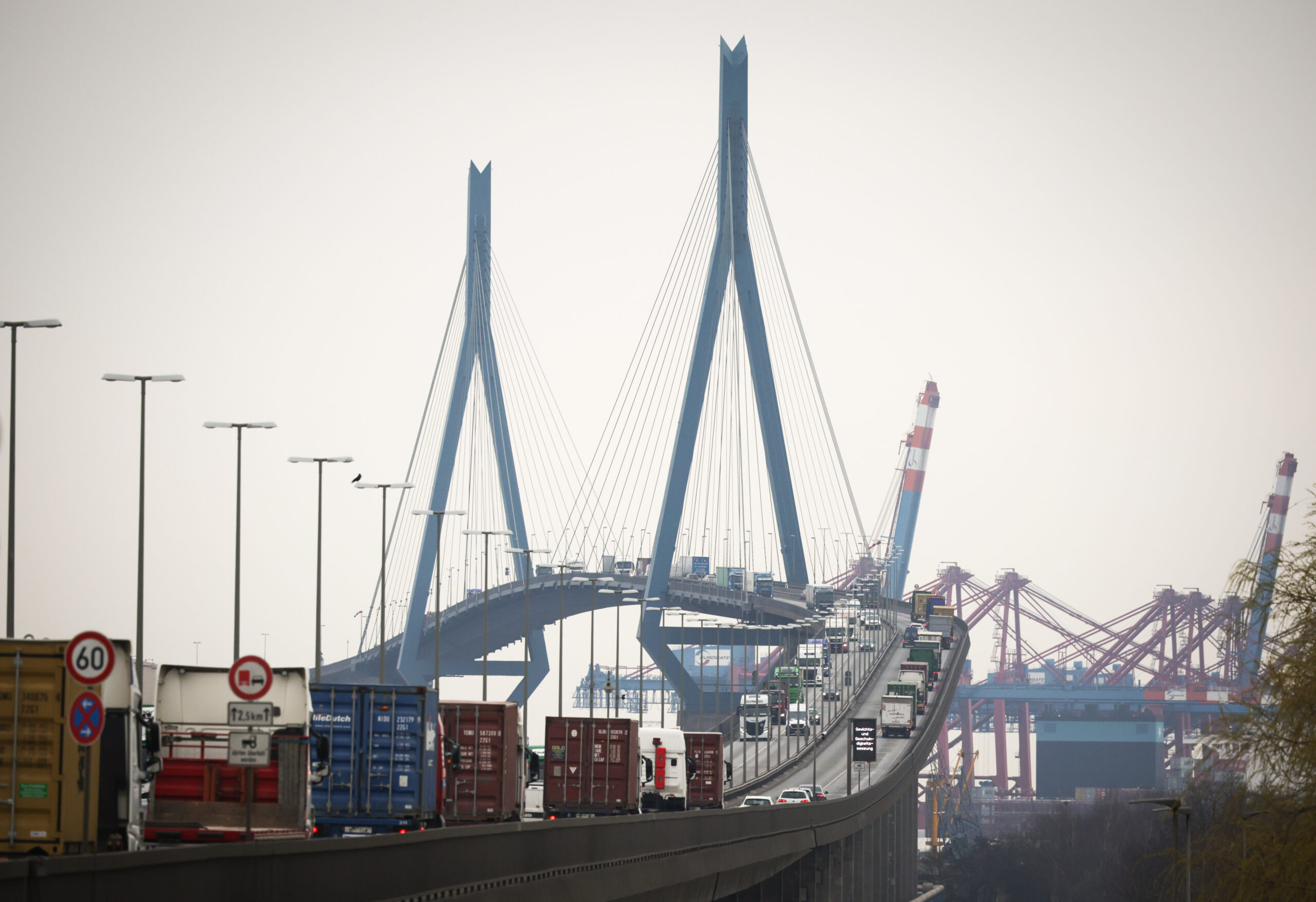 Der Lkw-Verkehr macht der Köhlbrandbrücke zu schaffen.