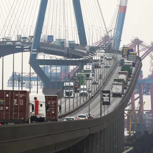 Der Lkw-Verkehr macht der Köhlbrandbrücke zu schaffen.