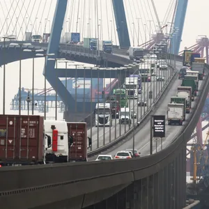 Der Lkw-Verkehr macht der Köhlbrandbrücke zu schaffen.