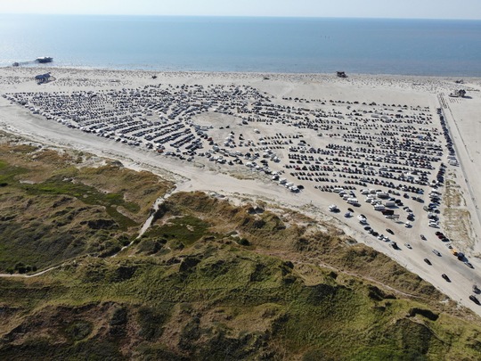 Luftaufnahme des Strandparkplatzes in St. Peter-Ording.