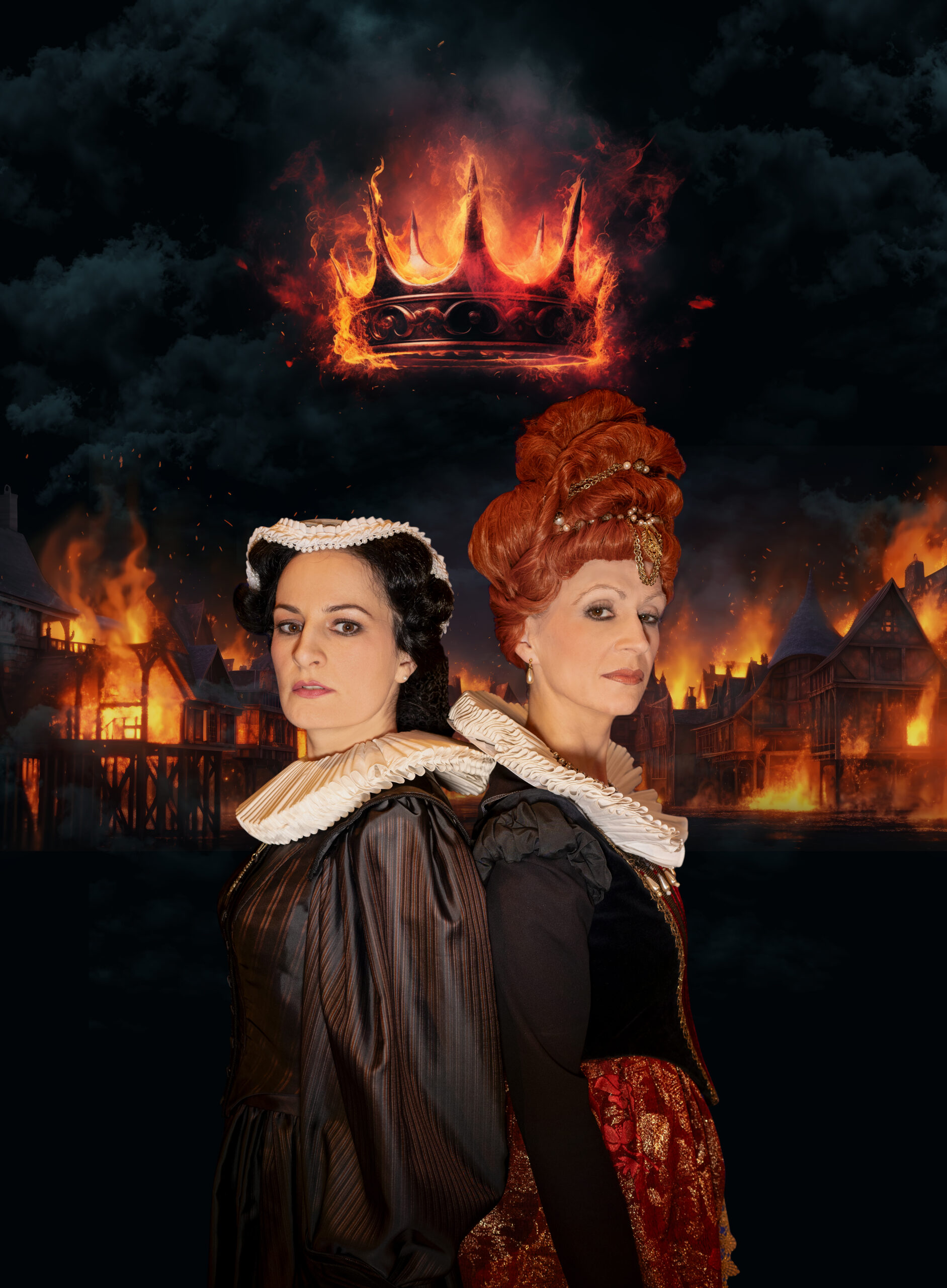 Die Schauspielerinnen von Maria Stuart und Königin Elisabeth I. stehen vor einer brennenden Stadt.