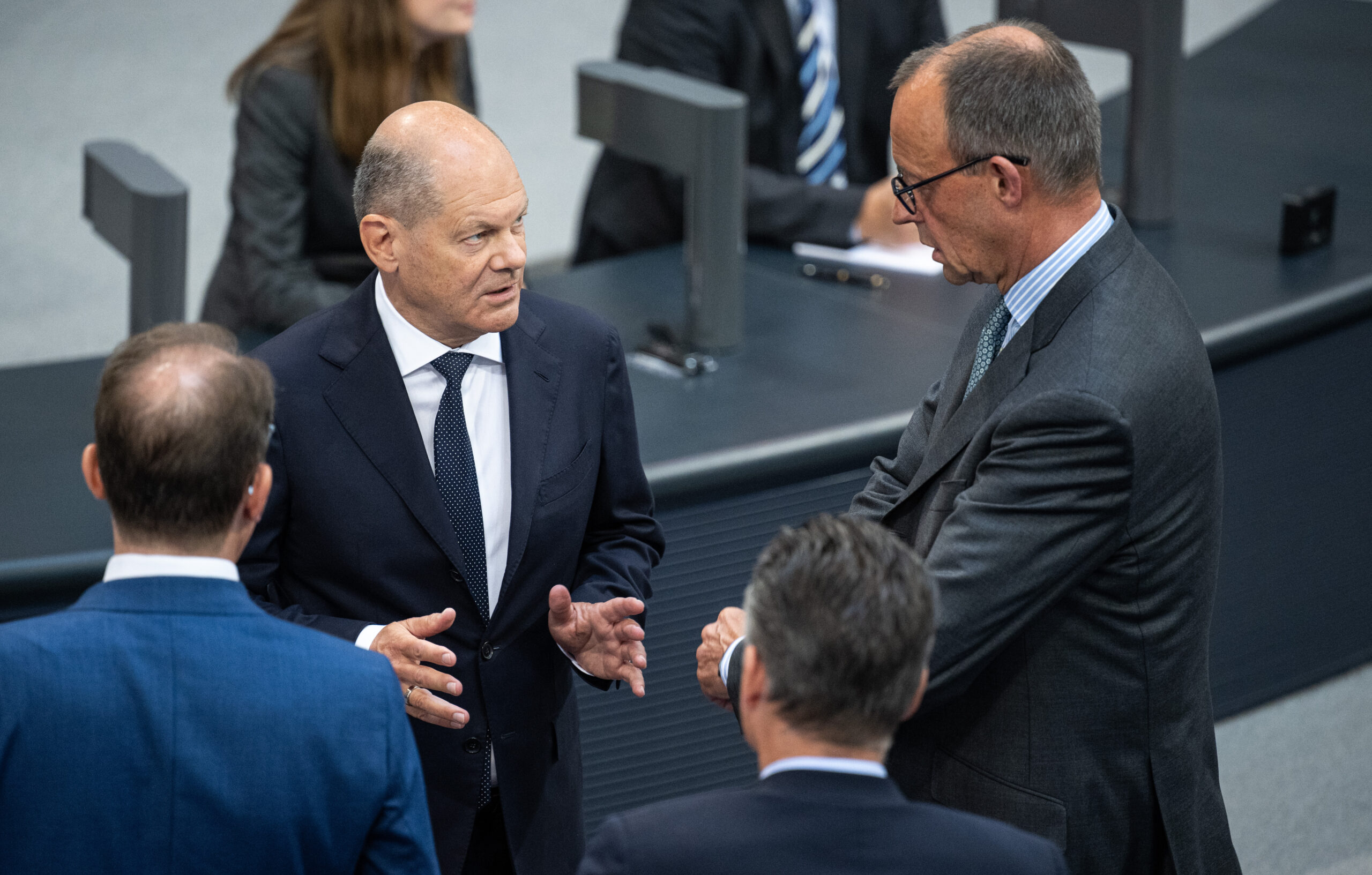 Olaf Scholz (l.) und Friedrich Merz gelten als Favoriten ihrer Parteien für die Kanzlerkandidatenfrage. Doch es könnte noch völlig anders kommen.