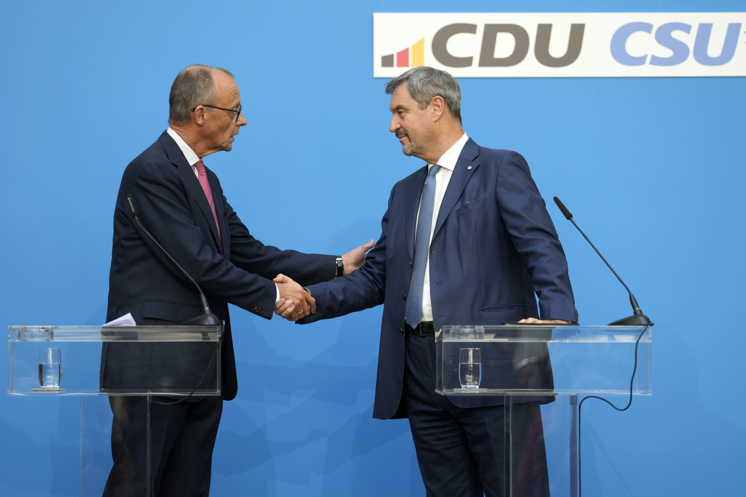 Markus Söder (CSU, r.) verzichtet auf eine Kanzlerkandidatur und unterstützt den CDU-Vorsitzenden Friedrich Merz.