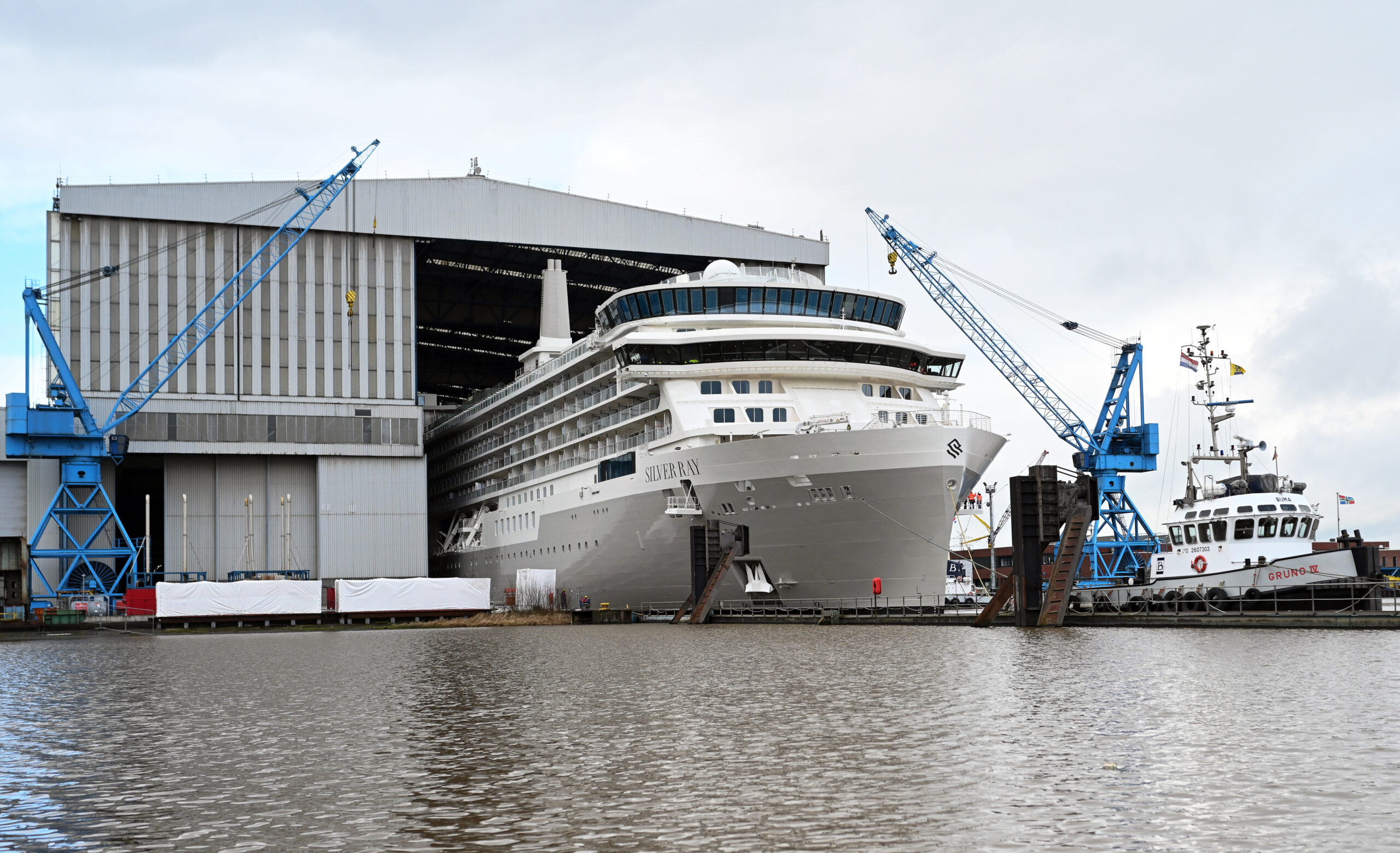 Das Luxus-Kreuzfahrtschiff „Silver Ray“ verlässt das überdachte Baudock der Meyer Werft (Archivbild).