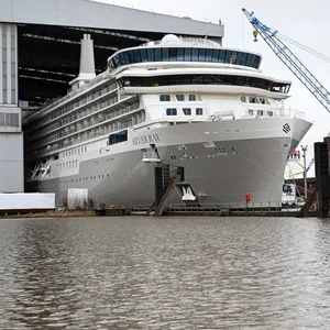 Das Luxus-Kreuzfahrtschiff „Silver Ray“ verlässt das überdachte Baudock der Meyer Werft (Archivbild).