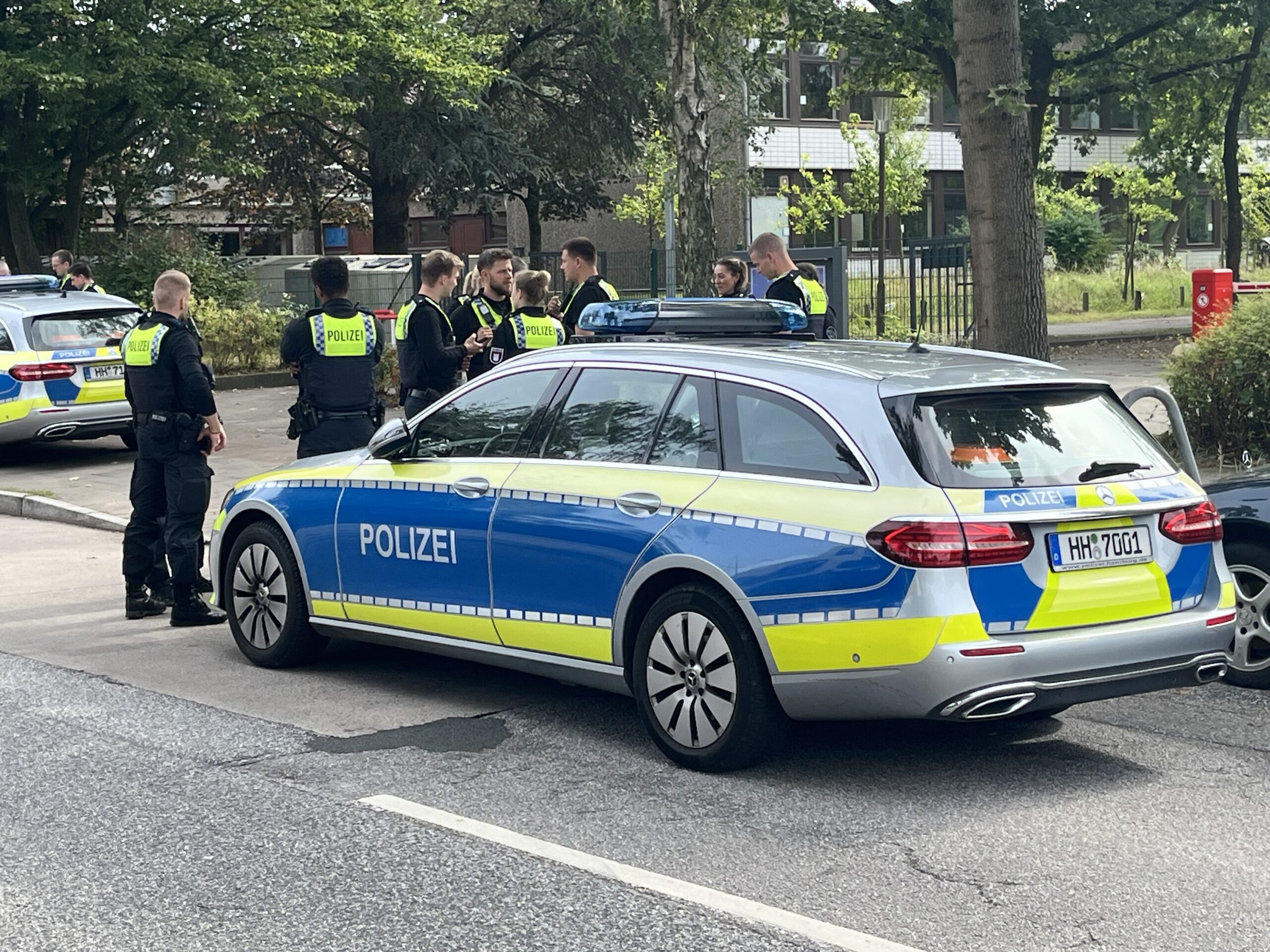 Streifenwagen vor der Grundschule Mümmelmannsberg. Ein sechsjähriger Schüler wird vermisst.