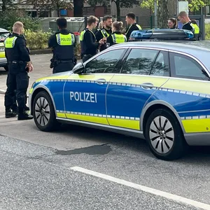 Streifenwagen vor der Grundschule Mümmelmannsberg. Ein sechsjähriger Schüler wird vermisst.