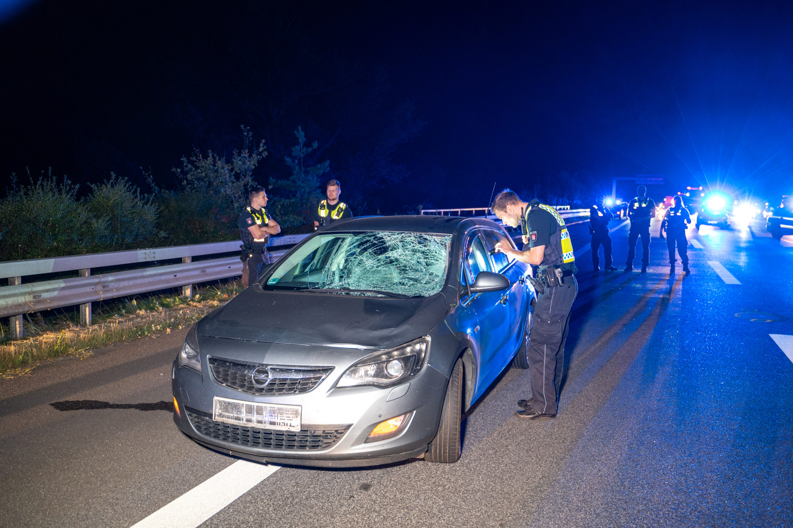 Die Frontscheibe des Autos wurde durch die Kollision zerstört.