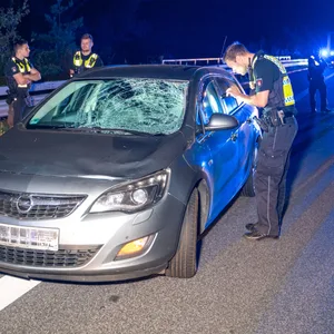 Die Frontscheibe des Autos wurde durch die Kollision zerstört.