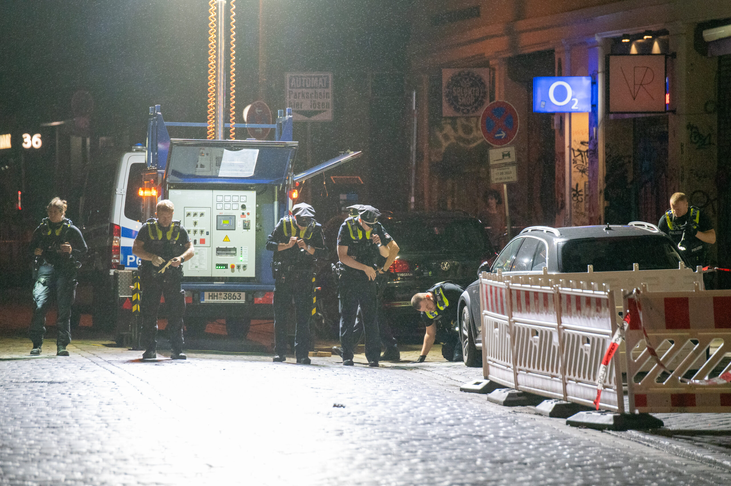 Mit einem großen Lichtmast haben die Polizisten den Tatort ausgeleuchtet.