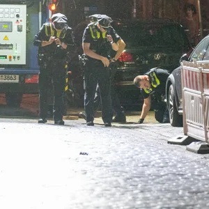 Mit einem großen Lichtmast haben die Polizisten den Tatort ausgeleuchtet.