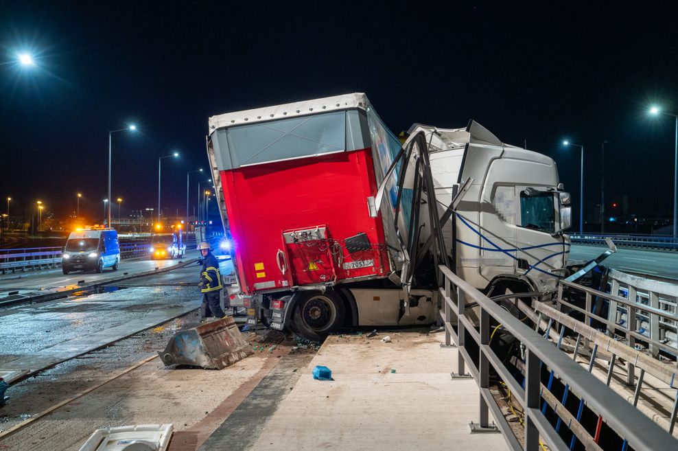 Der verunfallte Lkw hatte sich in die Leitplanke zwischen den Fahrbahnen gebohrt.