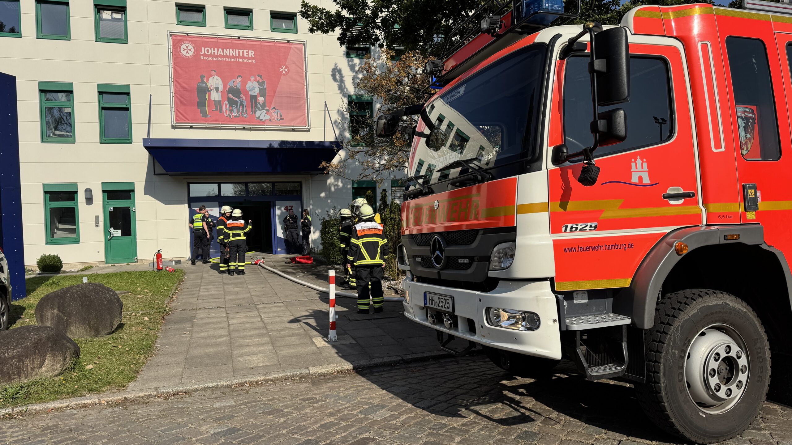 Ein Kühlschrank hatte Feuer gefangen und Rauch war in die Fahrzeughalle der Johanniter-Wache in Hamburg-Wandsbek gezogen.