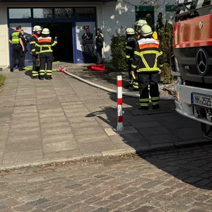 Ein Kühlschrank hatte Feuer gefangen und Rauch war in die Fahrzeughalle der Johanniter-Wache in Hamburg-Wandsbek gezogen.