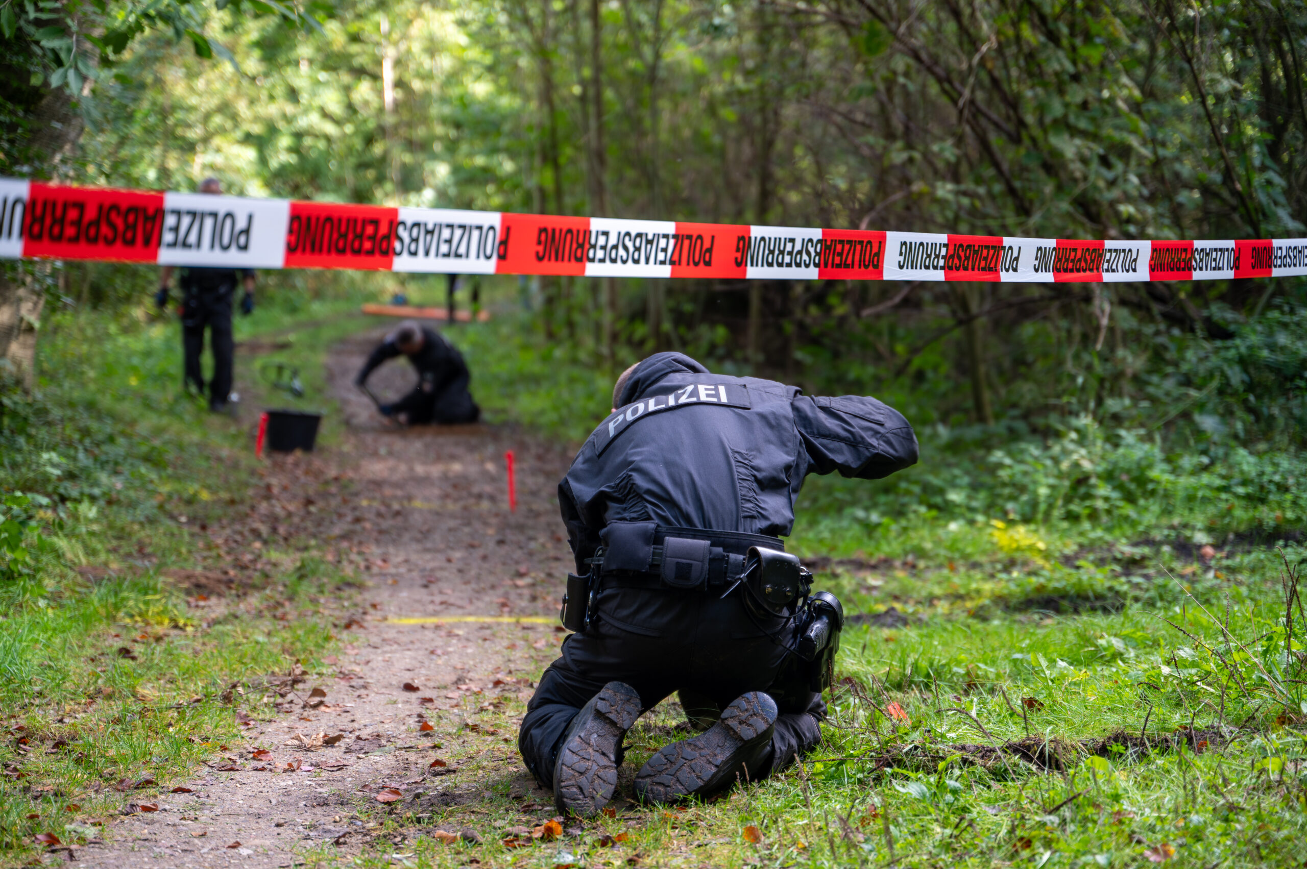 Die Polizei ist auch am Sonntag (29.09.2024) vor Ort und sucht den Bereich mithilfe eines Metalldetektors nach Beweismitteln ab