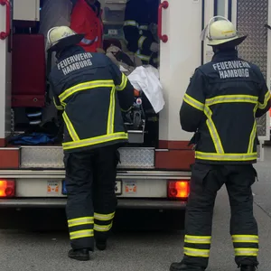 Eine Person kam schwer verletzt ins Krankenhaus. (Symbolfoto)