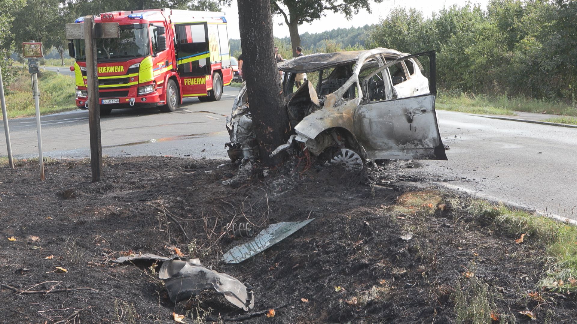 Der Wagen prallte frontal gegen den Baum und fing Feuer.