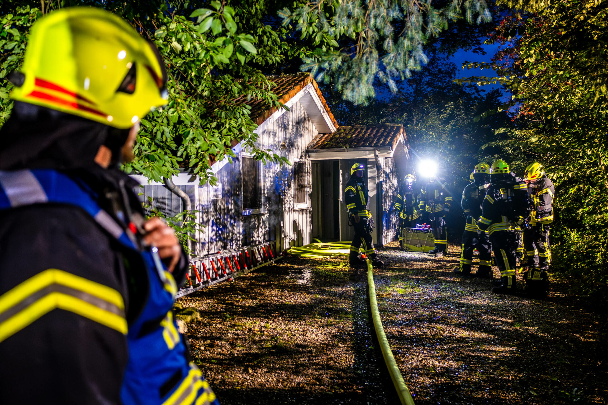 Feuerwehrleute löschen den Saunabrand in Tarp bei Flensburg.