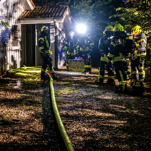 Feuerwehrleute löschen den Saunabrand in Tarp bei Flensburg.