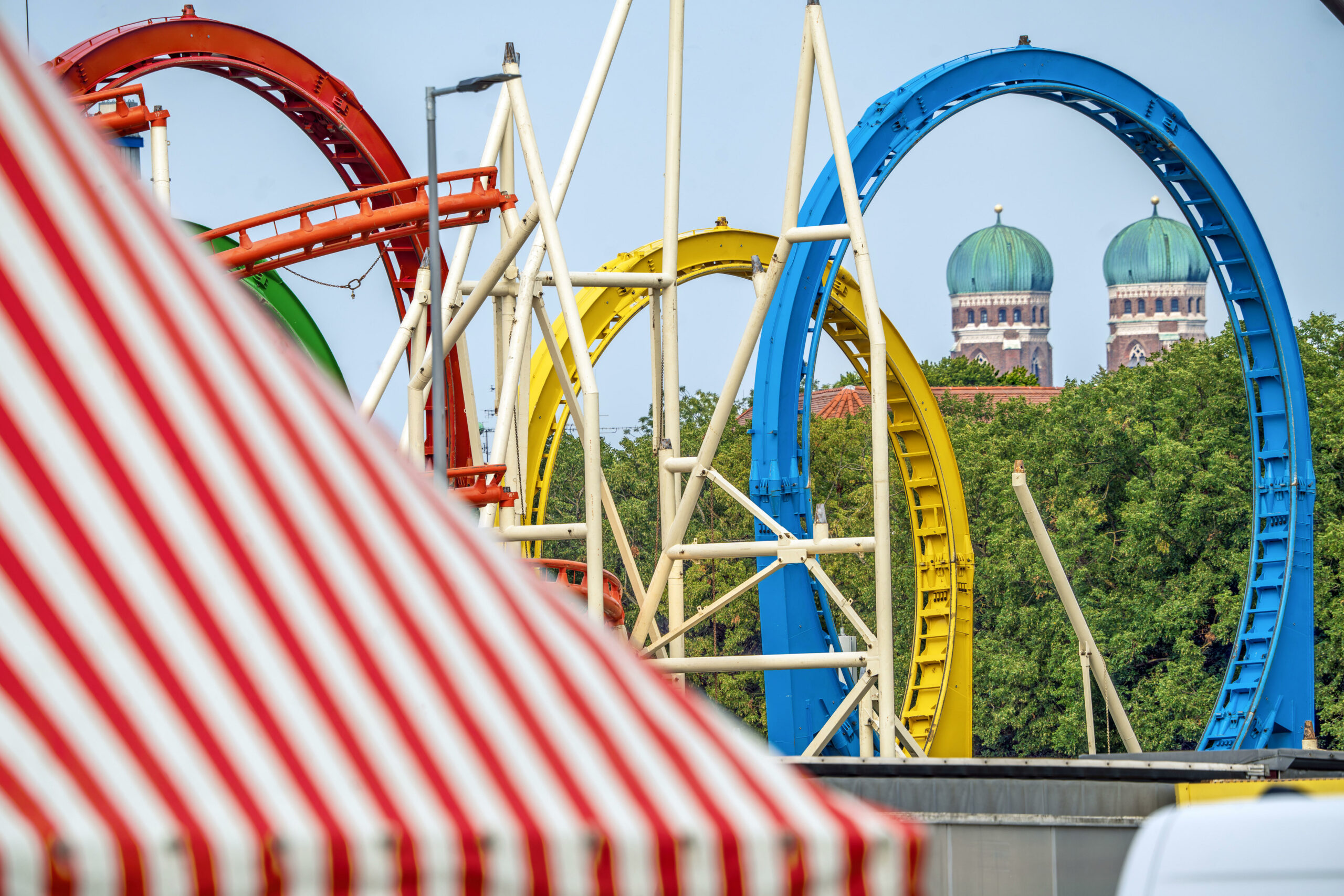 Die Achterbahn „Olympia Looping“ auf dem Münchener Oktoberfest.