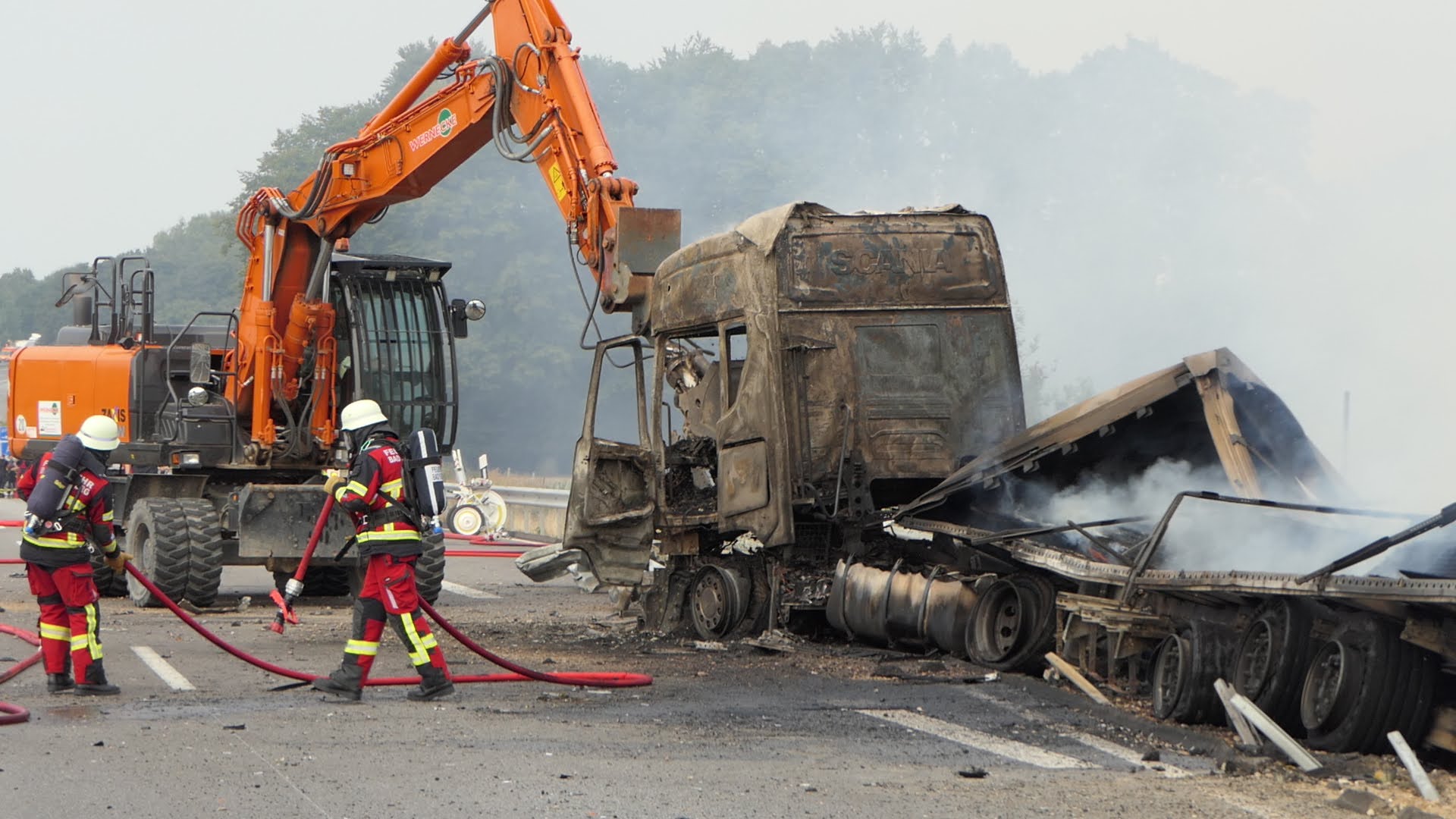 Der Lastwagen kam bei Leezen von der A21 ab und prallte gegen eine Leitplanke. Das Fahrzeug geriet sofort in Brand.