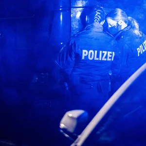 Raub auf Tankstelle in wandsbek – Täter drohte mit schusswaffe und entkam mit seiner Beute