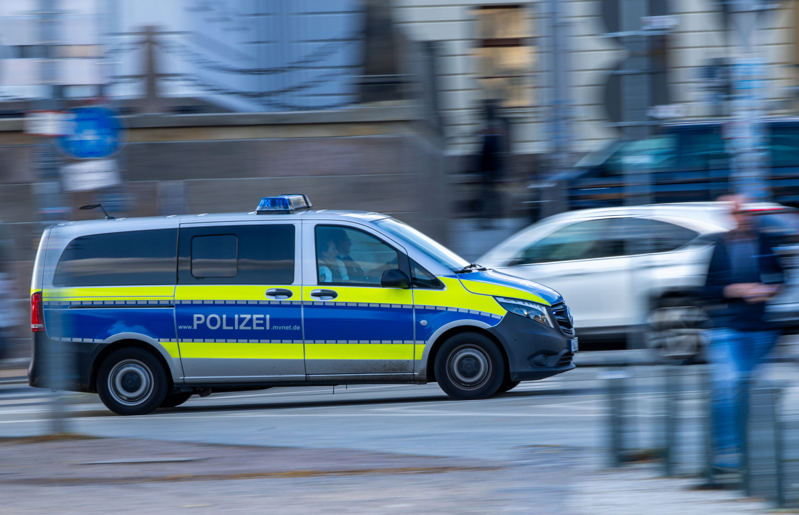 Polizeifahrzeug im Einsatz (Symbolbild).