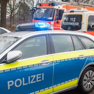 Die Schülerinnen und ein Lehrer wurde vor Ort untersucht. Ersthaft verletzt wurde glücklicherweise niemand.